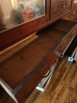 Armario de madera y cristal de 1930
