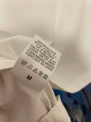 Camiseta blanca con estampado brillante