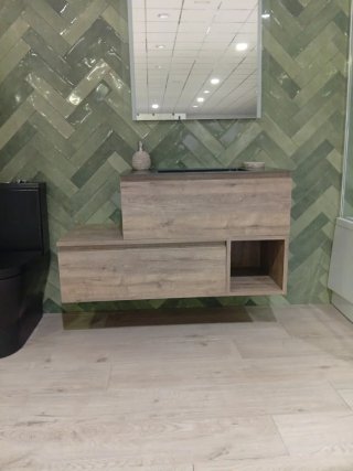 Mueble de baño madera y cerámica negra.