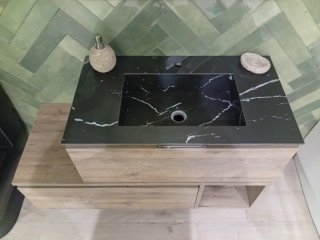 Mueble de baño madera y cerámica negra.