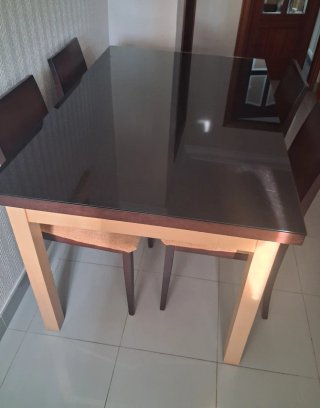 Mesa de salón y 6 sillas.