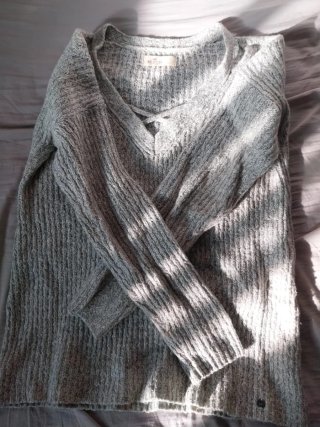 Jersey Hollister Lana Gris Escote en Pico Atado.