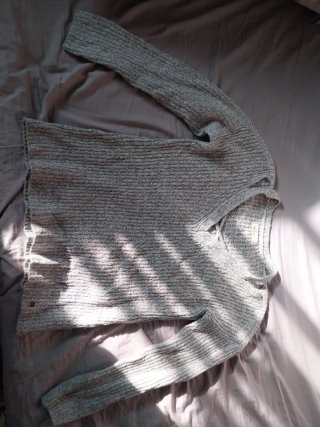 Jersey Hollister Lana Gris Escote en Pico Atado.