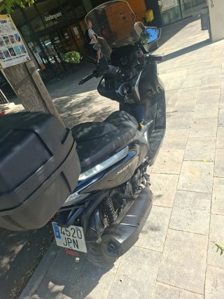 Kymco 400 ABS Maxi Scooter Negra