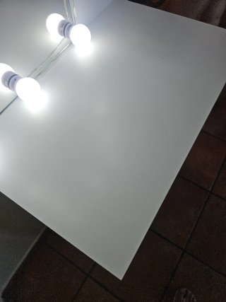 Tocador de maquillaje blanco con luces.