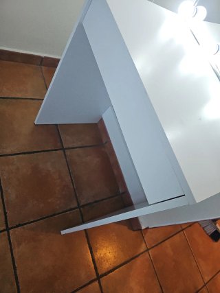 Tocador de maquillaje blanco con luces.