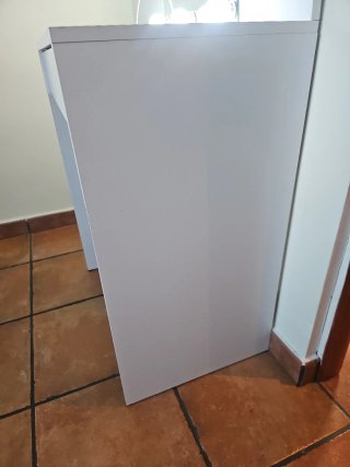 Tocador de maquillaje blanco con luces.