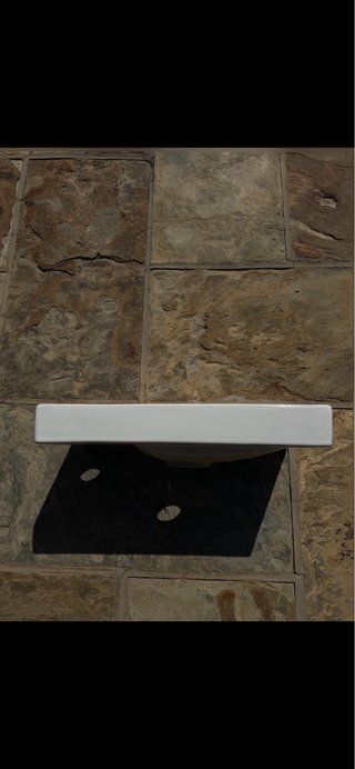 Mueble de baño con lavabo y espejo