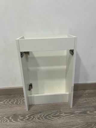 Mueble de baño con lavabo y espejo