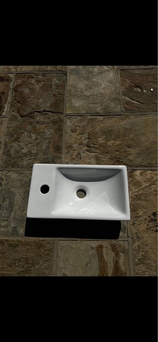 Mueble de baño con lavabo y espejo