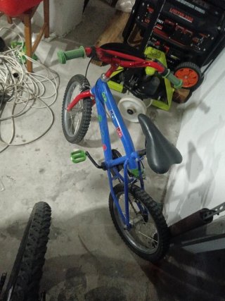 Bicicleta infantil azul pijamas como nueva