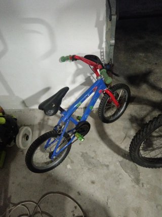 Bicicleta infantil azul pijamas como nueva