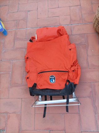 Mochila de montaña naranja y negra