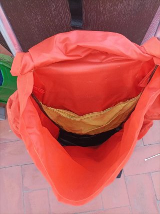 Mochila de montaña naranja y negra