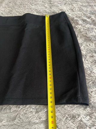 Falda negra ajustada talla L (pequeña, es una S/M)