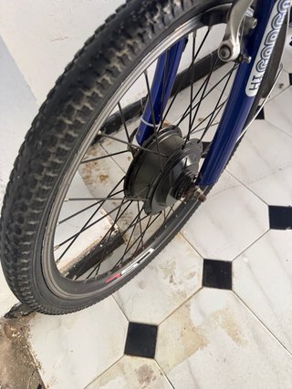 Triciclo Eléctrico Azul con Cesta