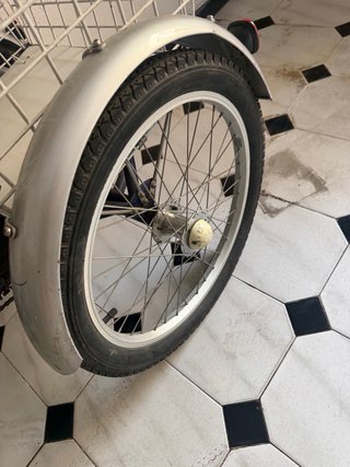 Triciclo Eléctrico Azul con Cesta