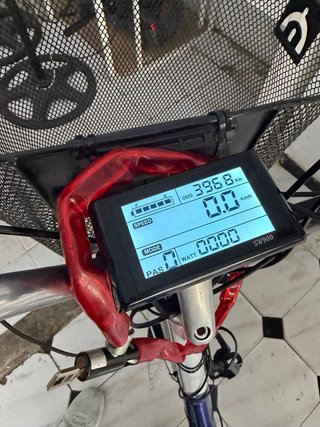 Triciclo Eléctrico Azul con Cesta