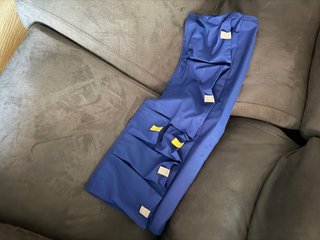 Organizador de tela azul con bolsillos