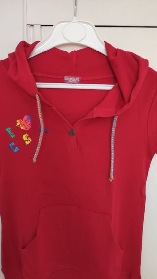 Camiseta corta con capucha y bolsillo