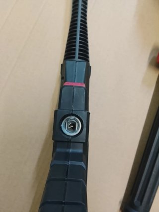 Pistola hidrolimpiadora y cepillo