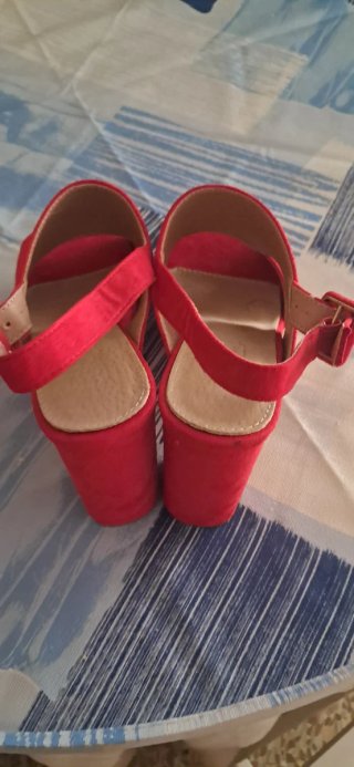 Zapatos de tacón rojos