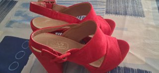 Zapatos de tacón rojos
