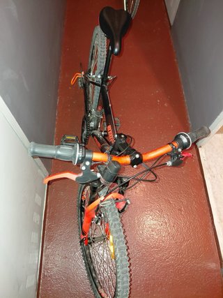 Bicicleta niño/a negra y naranja fosforito
