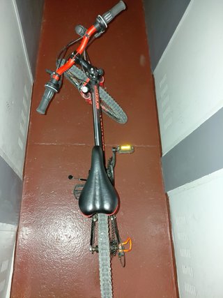 Bicicleta niño/a negra y naranja fosforito