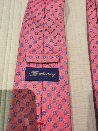 Corbata rosa con estampado floral