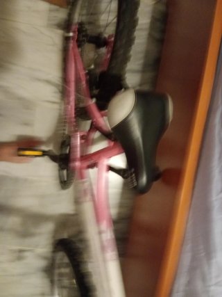Bicicleta infantil rosa y blanca