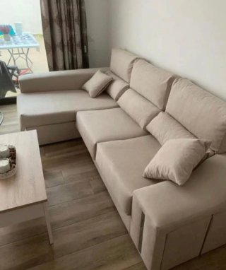 Sofá modular gris con 2 pufs