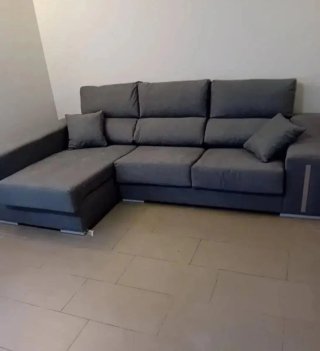 Sofá modular gris con 2 pufs