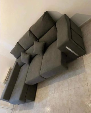Sofá modular gris con 2 pufs