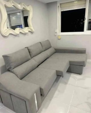 Sofá modular gris con 2 pufs