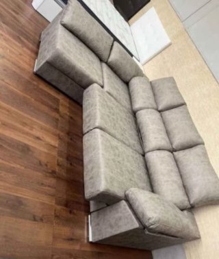 Sofá modular gris con 2 pufs