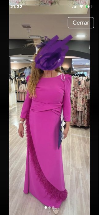 Vestido de fiesta fucsia con plumas