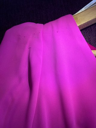 Vestido de fiesta fucsia con plumas