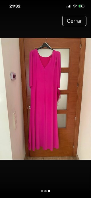 Vestido de fiesta fucsia con plumas