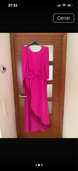 Vestido de fiesta fucsia con plumas