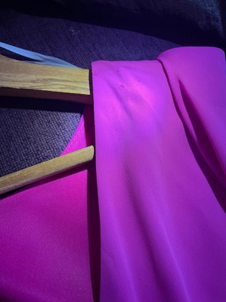 Vestido de fiesta fucsia con plumas