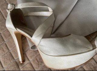Capa y sandalias plateadas talla 38