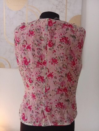 Blusa floral sin mangas