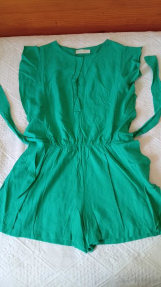 Mono corto verde con cinturón
