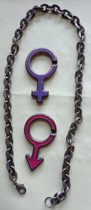Collar largo acero inoxidable símbolos de V y M.