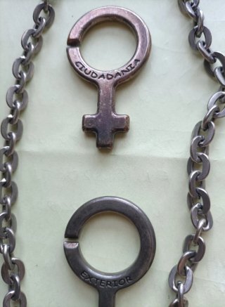 Collar largo acero inoxidable símbolos de V y M.