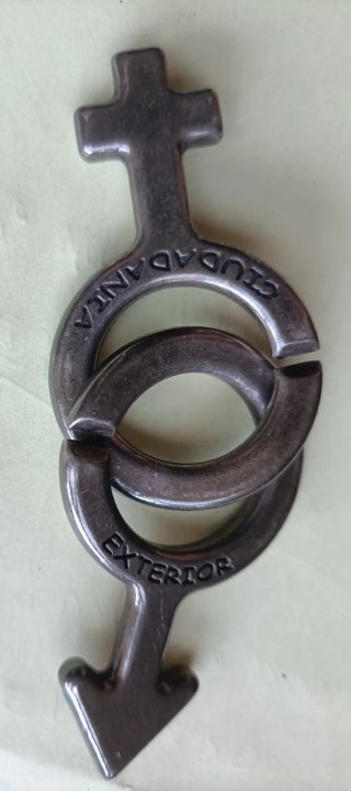 Collar largo acero inoxidable símbolos de V y M.