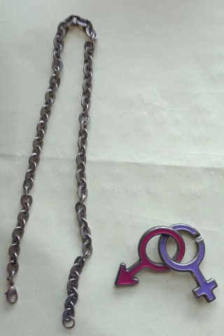 Collar largo acero inoxidable símbolos de V y M.