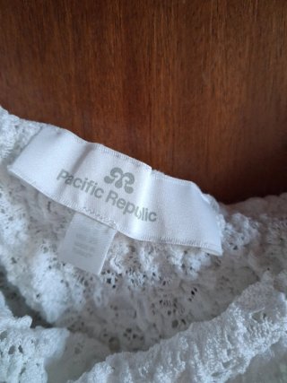 Camiseta blanca asimétrica