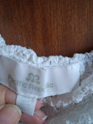 Camiseta blanca asimétrica